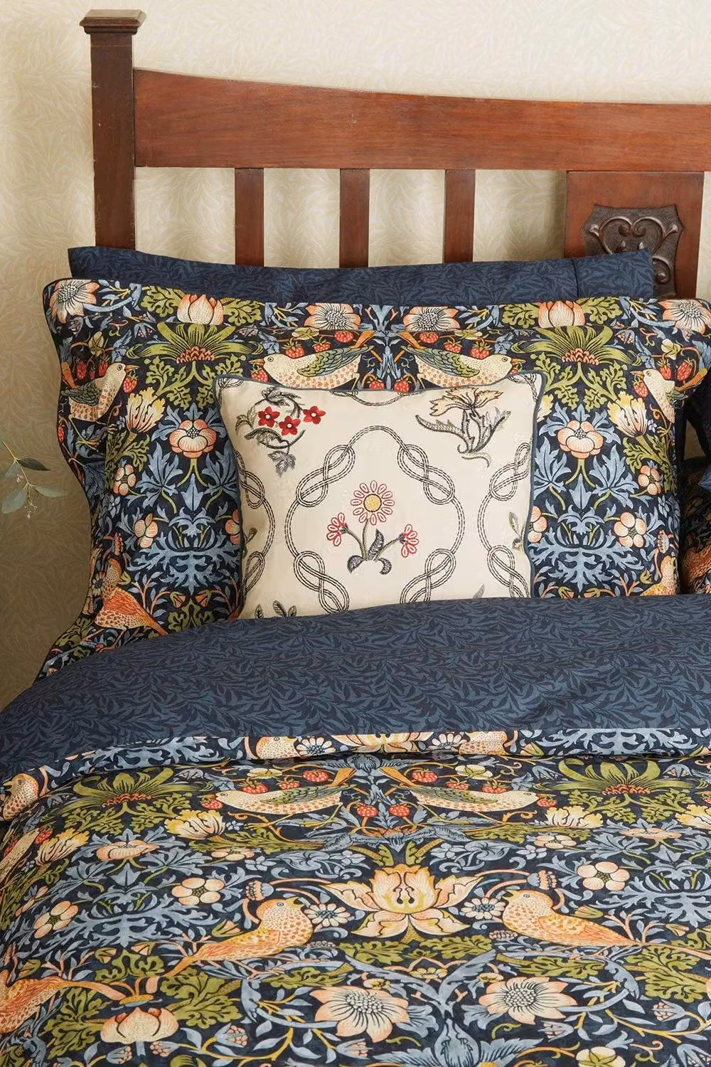 Morris & Co Strawberry Thief Reversible Double Cotton Percale Duvet Cover in Blue – 2