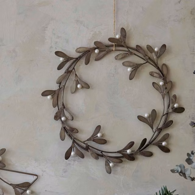 Ivyline Silver Galvanised Metal Mistletoe Wreath Christmas Hanging Decoration, Diameter: 32 cm