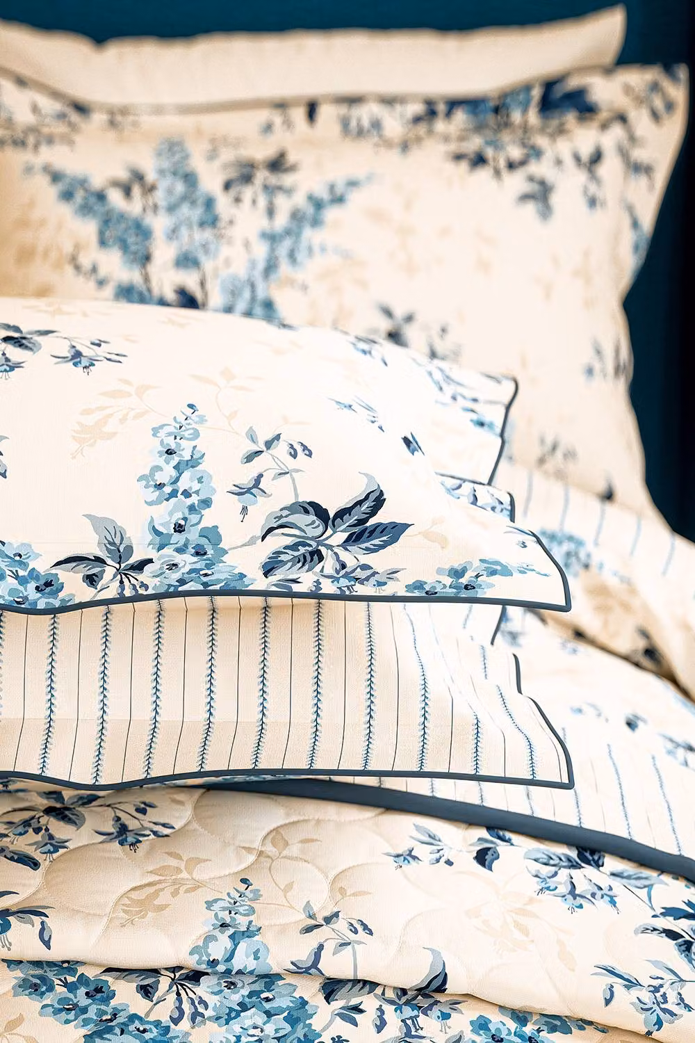 V&A Larkspur Meadow Blue Floral Cotton Percale Duvet Cover and Pillowcase Set – 4