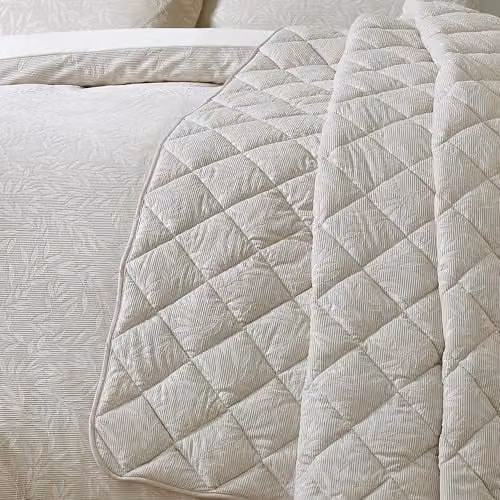 Catherine Lansfield Corded Leaves Quilted Bedspread in Gold, W/D/H: 240 x 260 cm – 1