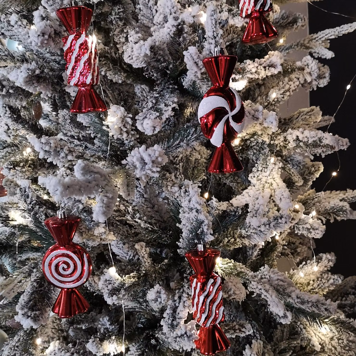 Samuel Alexander Pack of 5 Red, White and Silver Candy Stripe Shatterproof Christmas Hanging Decorations, Diameter: 15 cm – 5