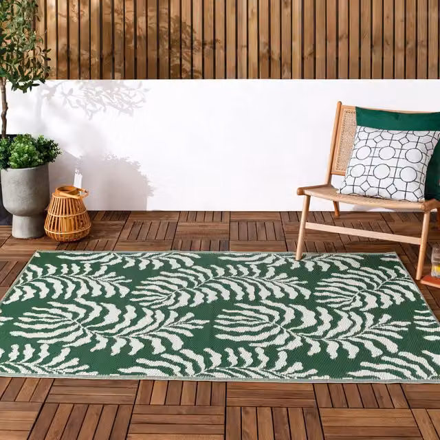 Tocorico Reversible Floral Recycled Outdoor Rug in Green