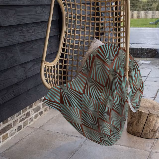 Benjamin Tate Design Green Geometric Rays Fleece Blanket in Green and Sand, W/D/H: 120 x 150 cm – 1