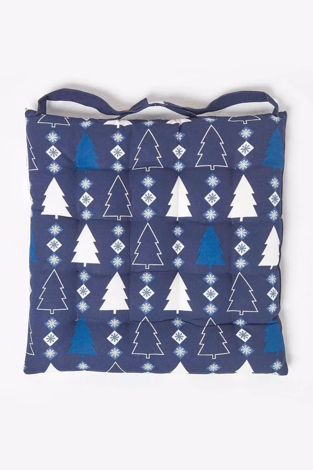 Homescapes Set of 4 Blue and White Christmas Tree Pattern Cotton Seat Pads with Ties, W/D/H: 40 x 40 x 40 cm – 2