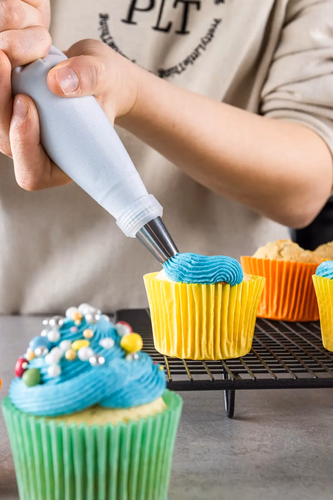 KitchenCraft 16 Piece Cake Decorating Set with Piping Bag, Nozzles and Storage Tin in Silver, White and Multicolour – 4