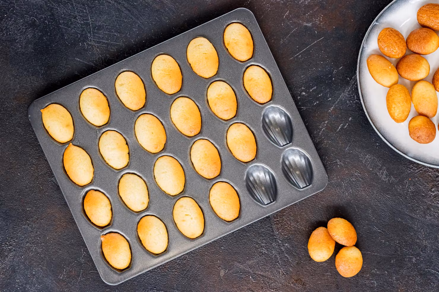 MasterClass Non-Stick 24 Hole Mini Madeleine Tray in Black, Carbon Steel, 27 x 21 cm – 3