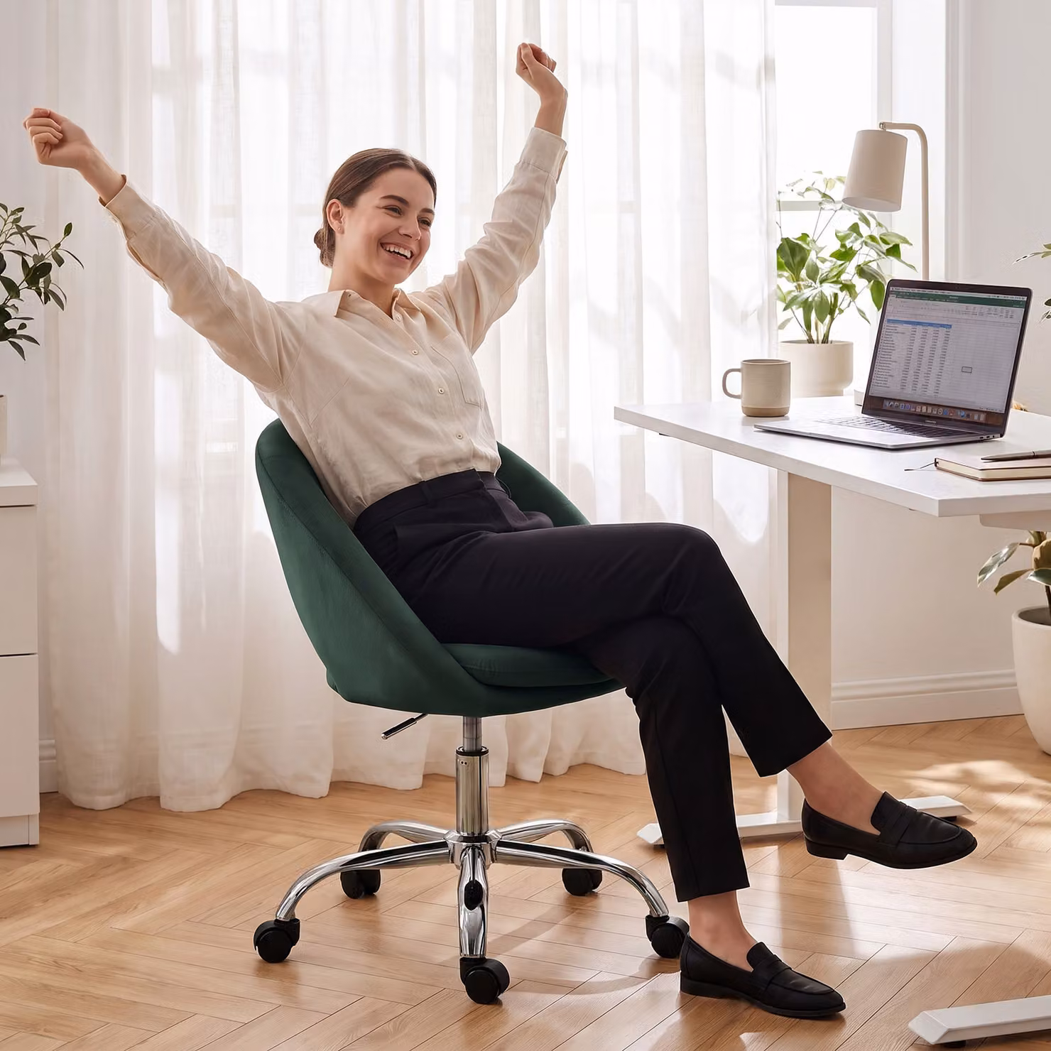 HOMCOM Modern Velvet Task Chair in Green with Height-Adjustable Swivel and Castors – 7