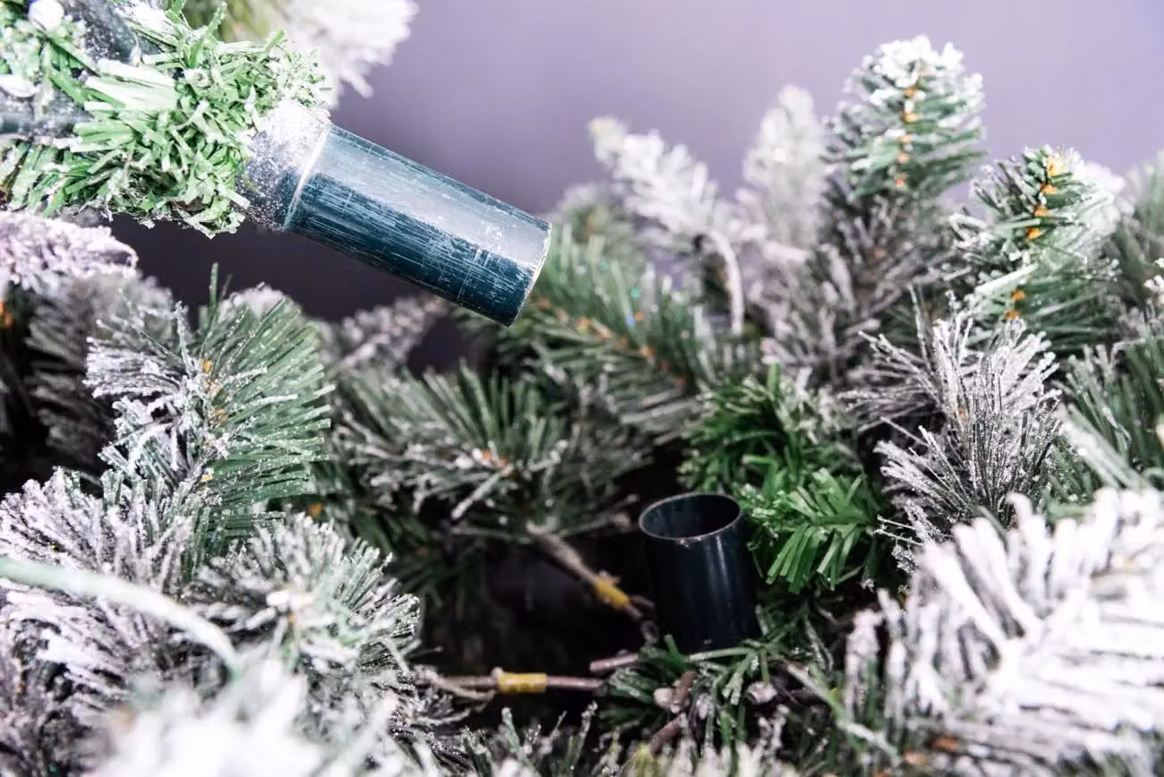 Shatchi 5FT Helsinki Fir Artificial Christmas Tree in Green and White with Frosted Snowy Boulder Pine Tips, Height: 152.4 cm – 10