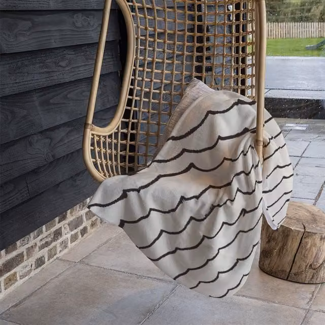 Benjamin Tate Design Wave Lines Geometric Fleece Blanket in Black and Beige, W/D/H: 120 x 150 cm