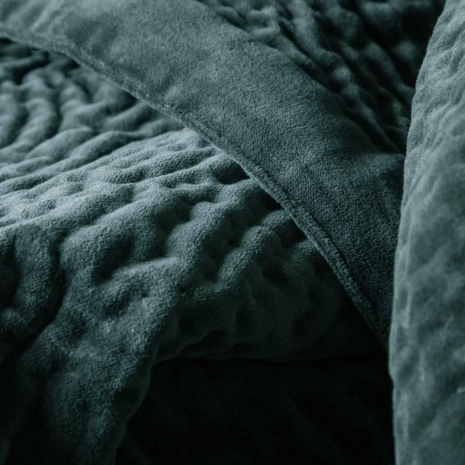 Voyage Maison Haze Quilted Cotton Velvet Throw in Blue, W/D/H: 140 x 200 cm