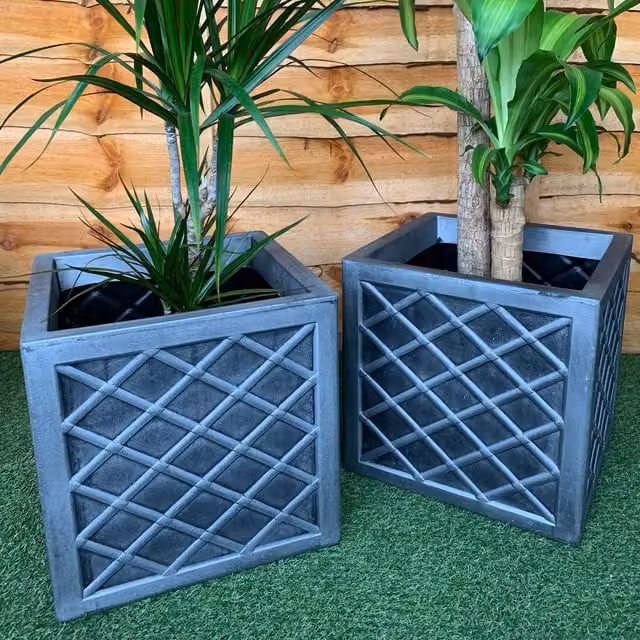 Shop4allsorts Small Grey and Black Lattice Effect Plastic Planter Tub