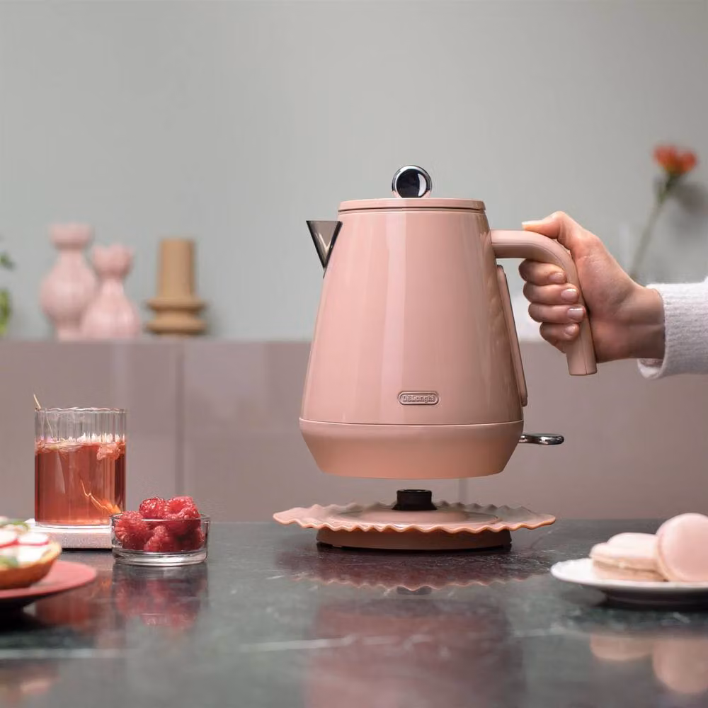 DeLonghi Eclettica Kettle in Pink with Limescale Filter, 2.5 l – 2