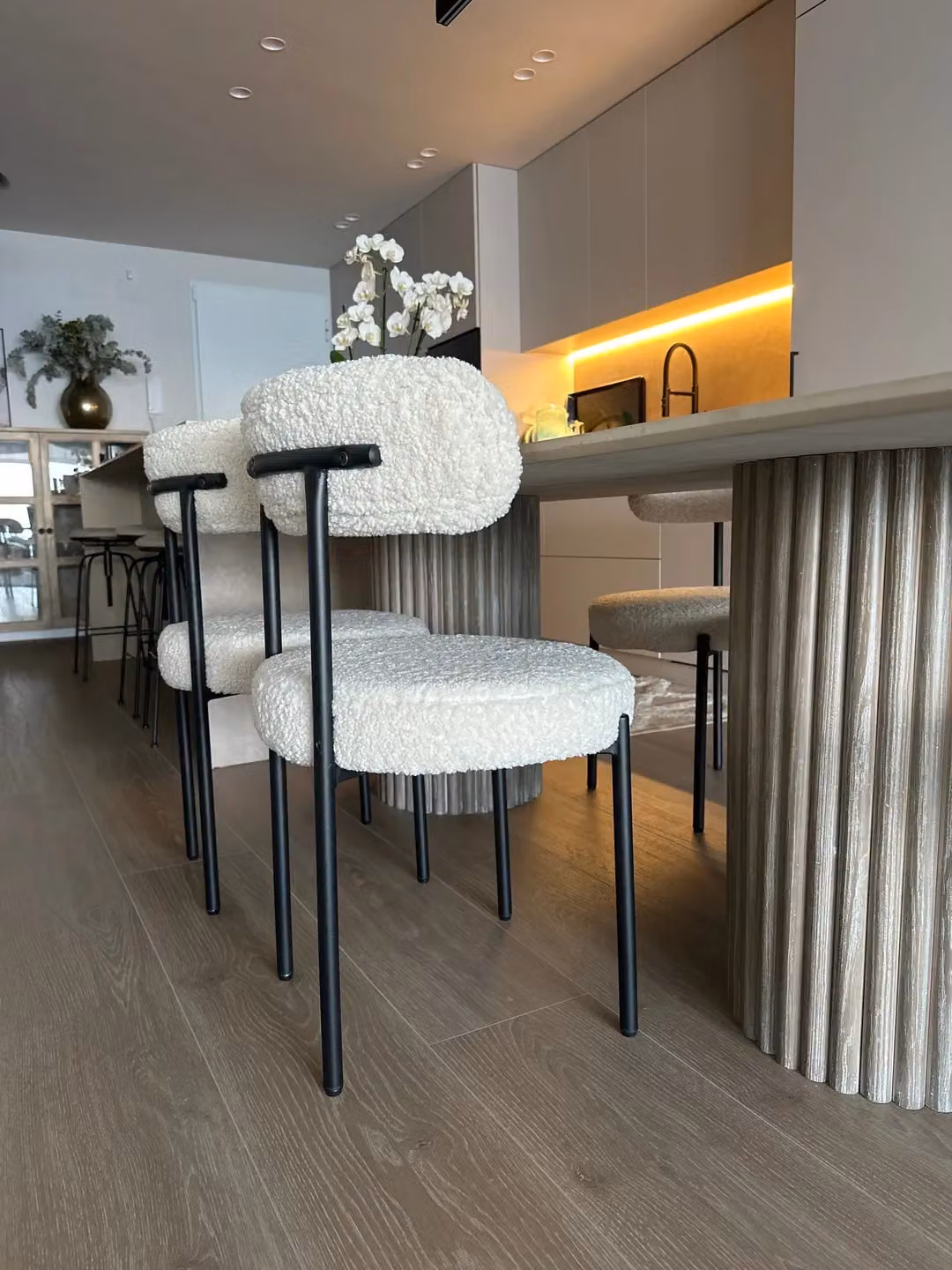 Nordlys Set of 2 Scandinavian Dining Room Chairs with Armrests in White and Black with Velvet and Bouclé Upholstery and Metal Legs – 3