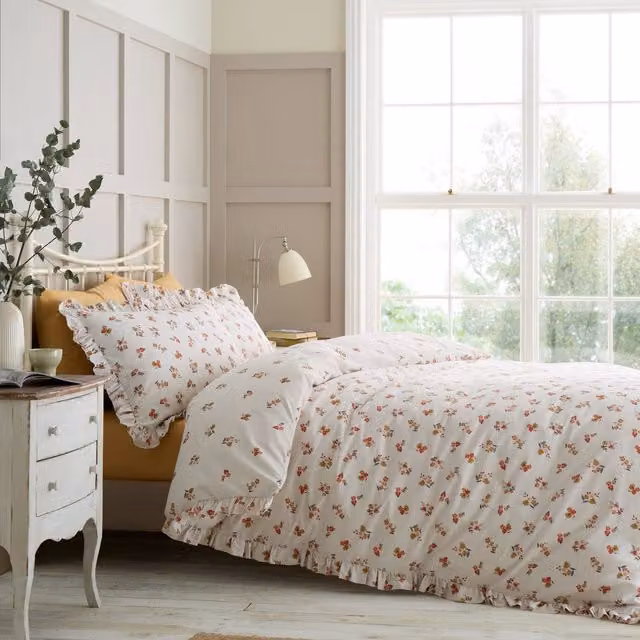 Catherine Lansfield Reversible Ditsy Floral Duvet Cover Bedding Set in Cream and White