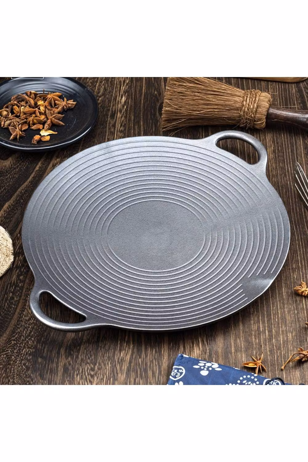 Living and Home Pre-Seasoned Round Cast Iron Grill Pan with Pouring Spout, Black, Diameter: 37 cm – 2