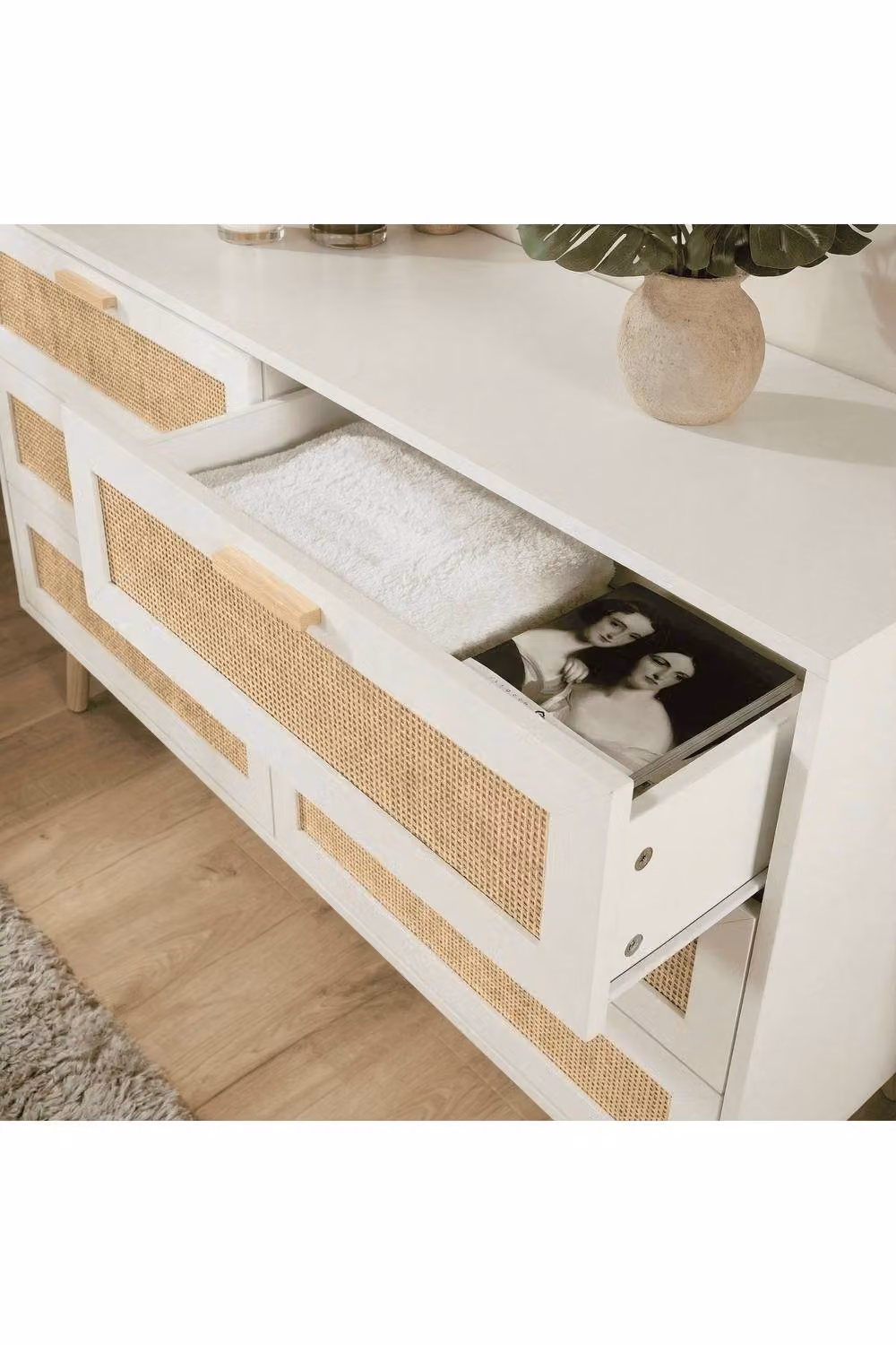 Home Source 6 Drawer Chest with Rattan Fronts and Solid Wooden Legs in White, W: 120 cm, D: 39.5 cm, H: 76 cm – 2