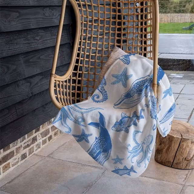 Benjamin Tate Design Sealife Fleece Blanket in Blue and Beige, W/D/H: 120 x 150 cm – 1