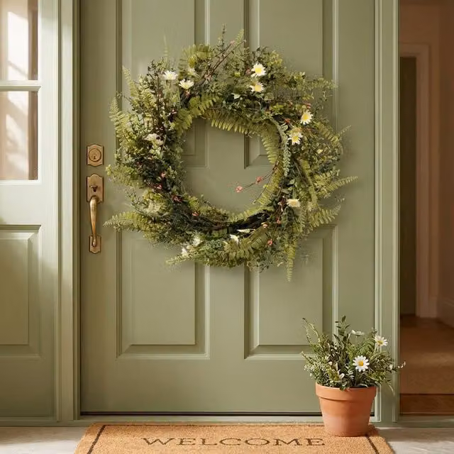 Garden Greatness Artificial White Daisy Floral Wreath