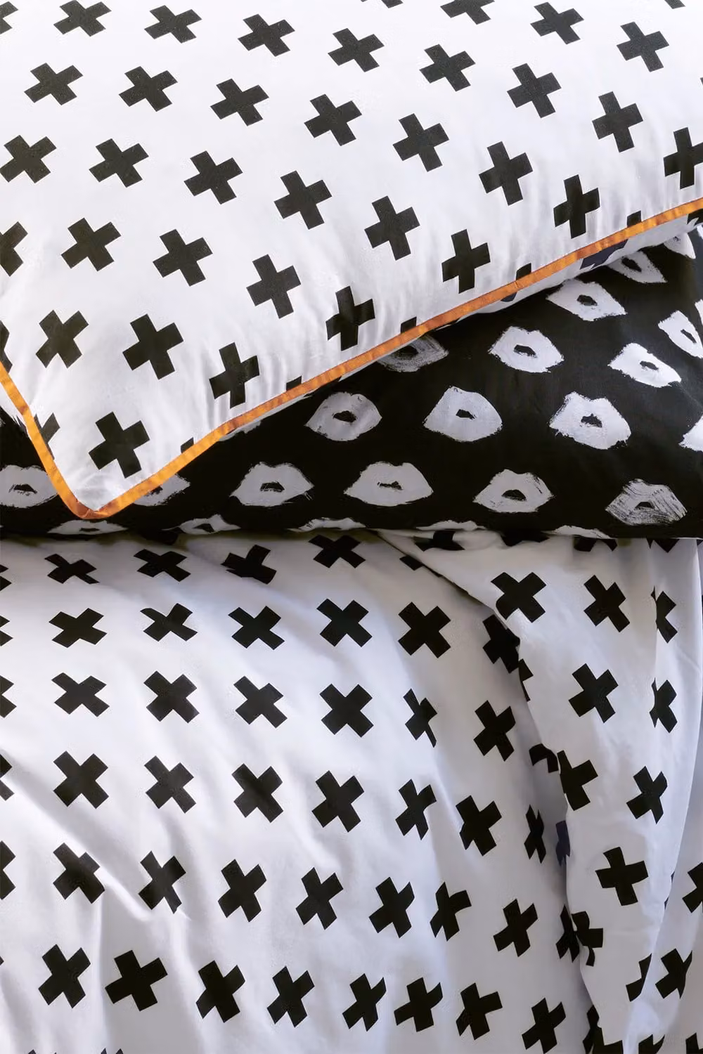Martex Black Painted Lips Graphic Cotton Fitted Sheet, W/D/H: 90 x 200 cm