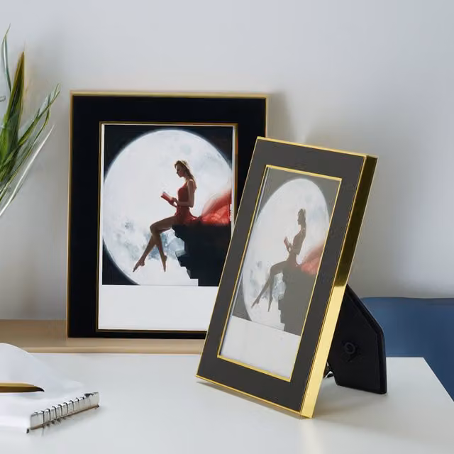 Livingandhome Rectangular Black and Gold Metal Tabletop Photo Frame