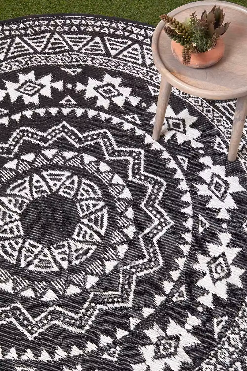 Homescapes Round Woven Outdoor Rug with Black and White Mosaic Motif, UV-Resistant and Reversible, Diameter: 180 cm – 3