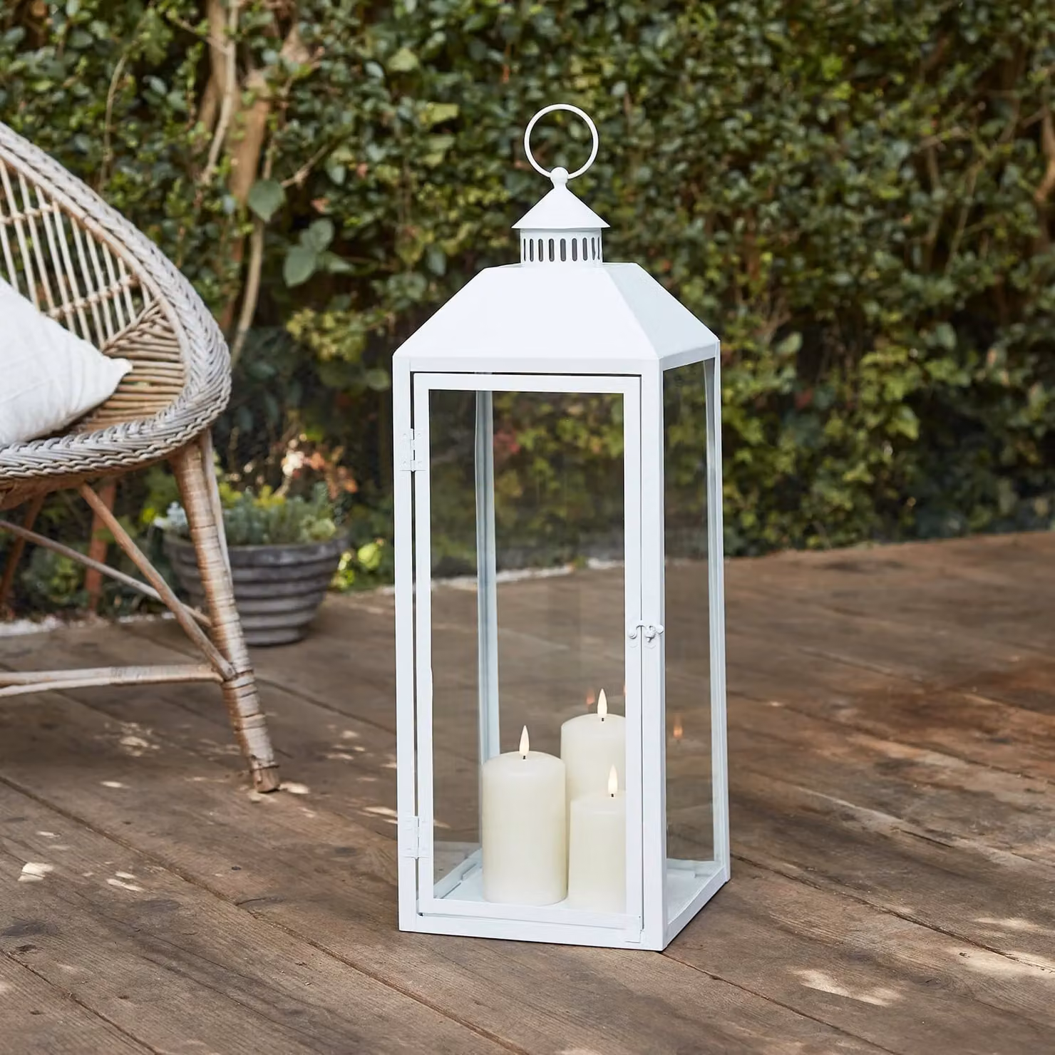 Lights4fun Perth Large White Metal Garden Lantern with 3 TruGlow LED Pillar Candles and Remote Control – 1