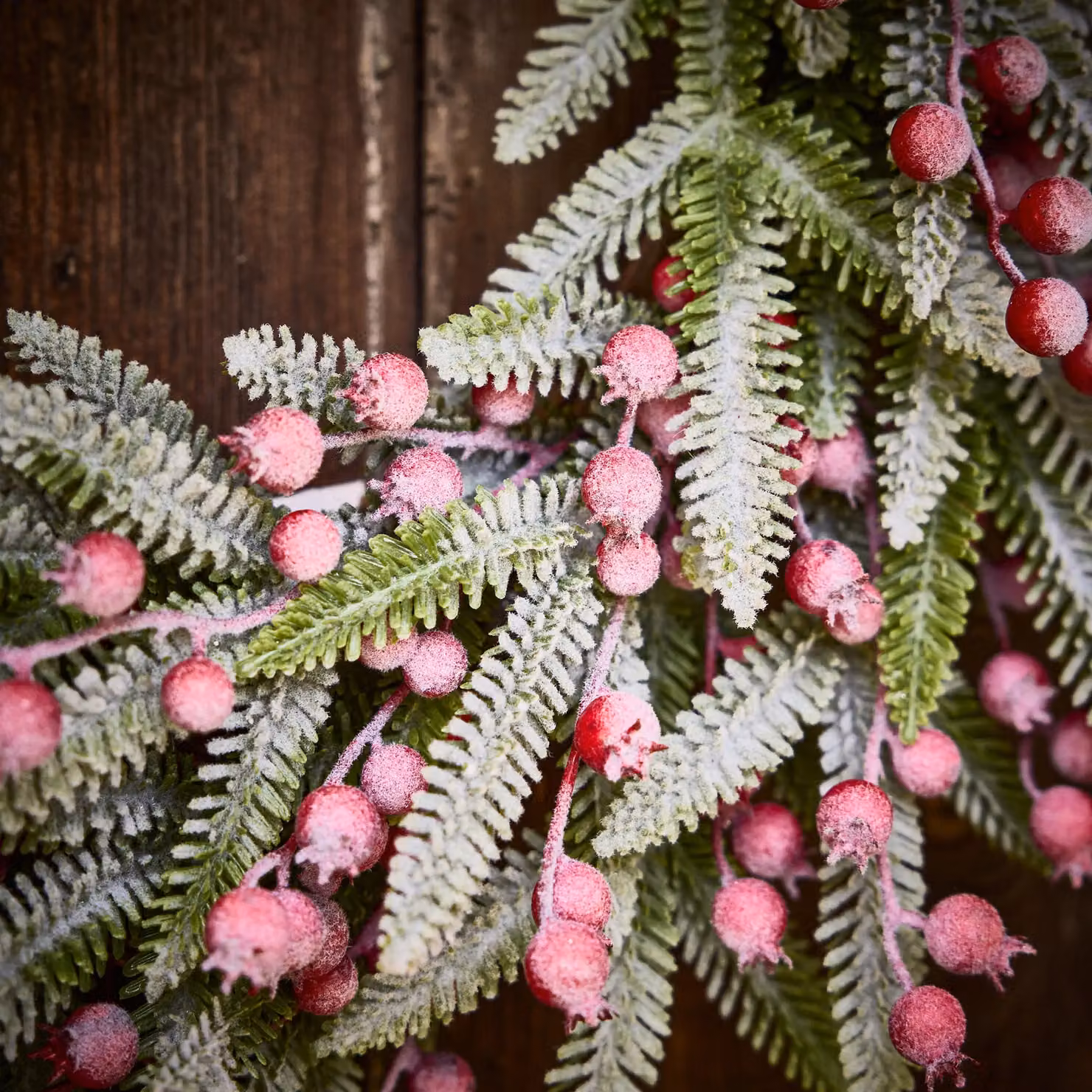 Dibor Hampton Frosted Berries Christmas Wreath in Green and Red, Diameter: 50 cm – 4
