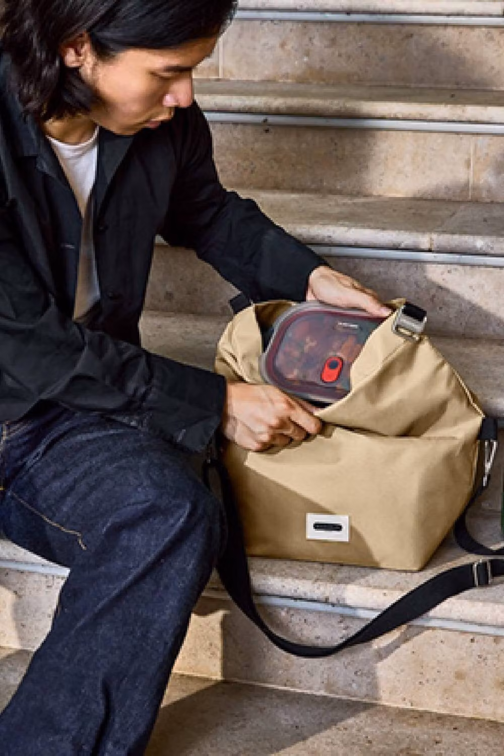 Black + Blum Insulated Leakproof Lunch Bag 10L in Clay and Beige – 4