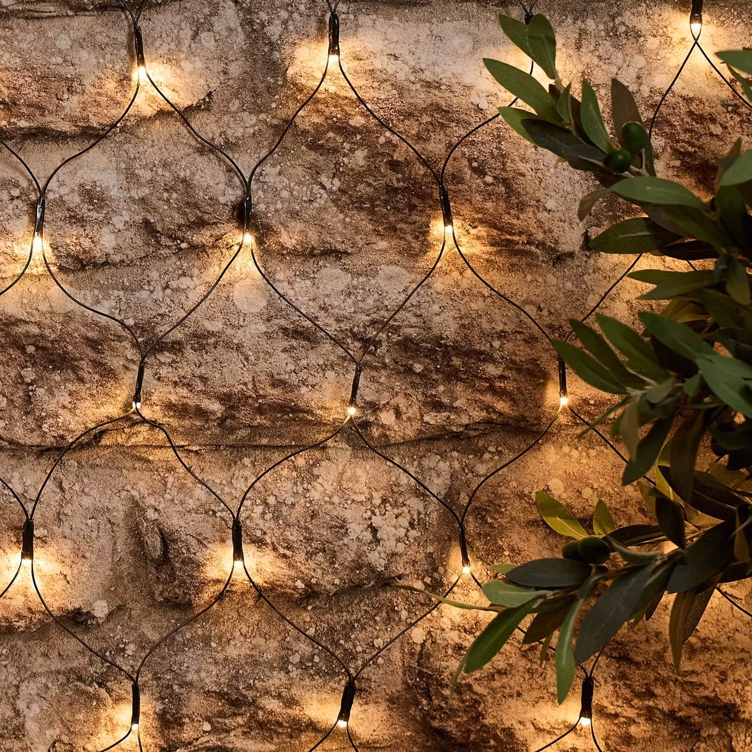 Lights4fun 100 Warm White LED Solar Net Light with Green Cable and USB Rechargeable Solar Panel