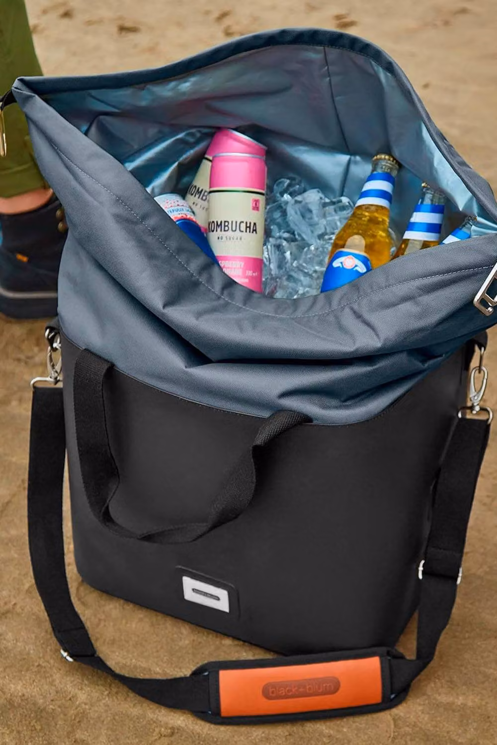 Black + Blum Insulated Cooler Bag 25L in Dark Grey and Black – 2