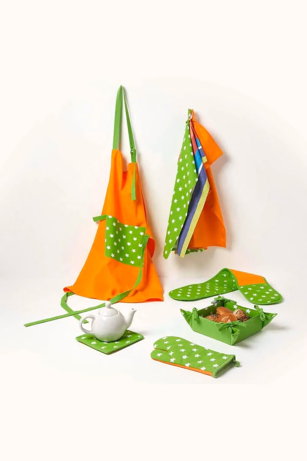 Homescapes Unisex Pure Cotton Apron with Pocket in Orange and Green Stars, W/H: 80 x 85 cm – 3