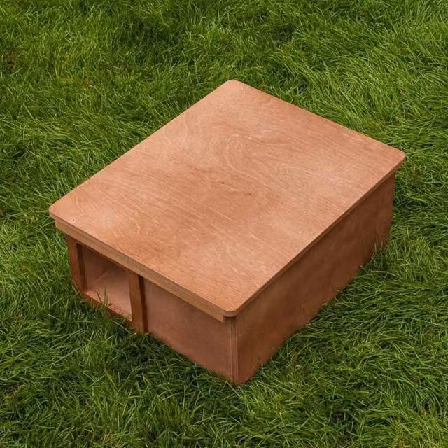 Buttercup Farm Hedgehog Nest Box in Brown, W: 38 cm, D: 47 cm, H: 22 cm