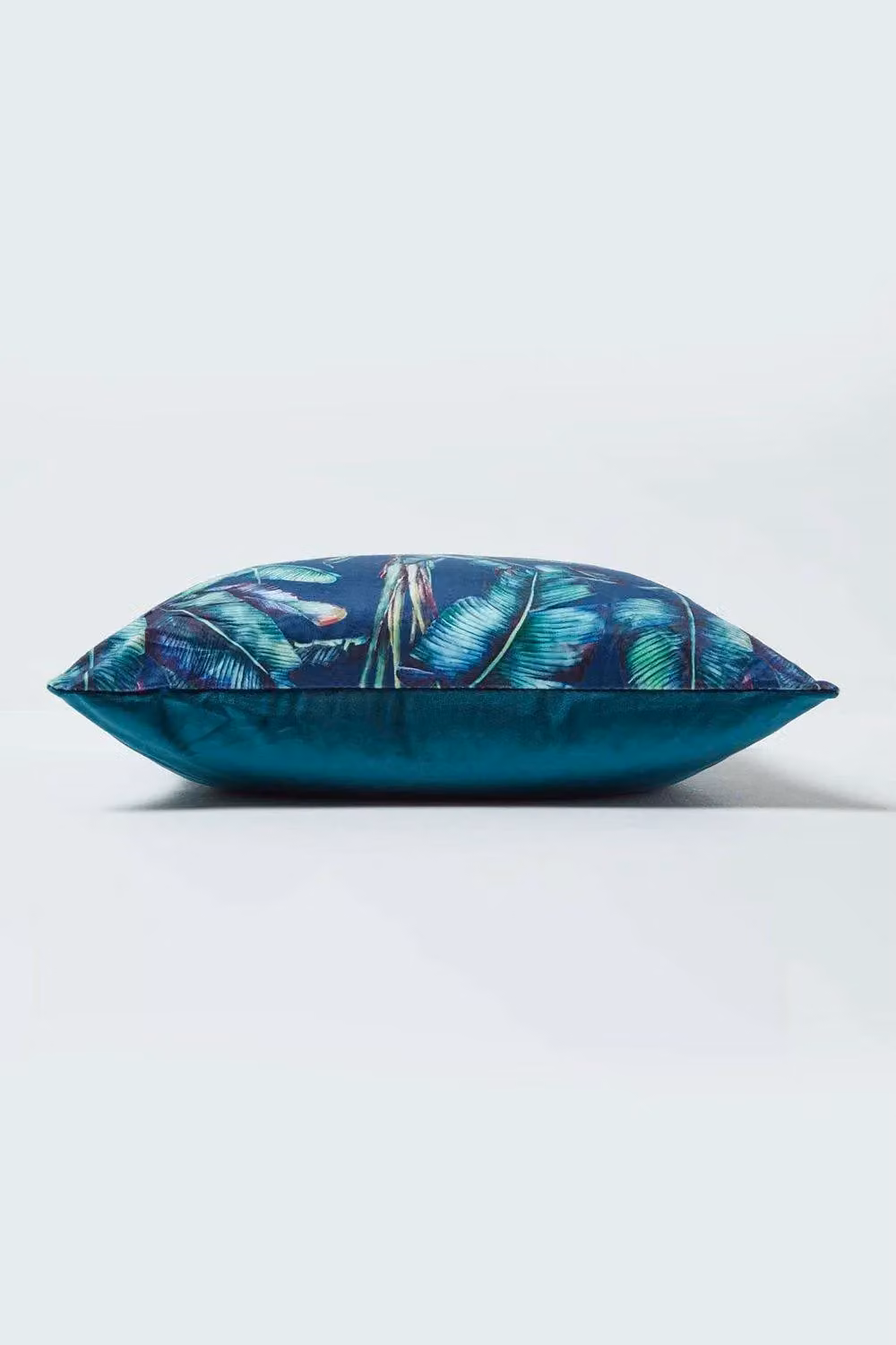 Homescapes Reversible Velvet Tropical Banana Leaf Cushion in Navy, Green and Petrol, W/D/H: 46 x 46 x 46 cm – 3