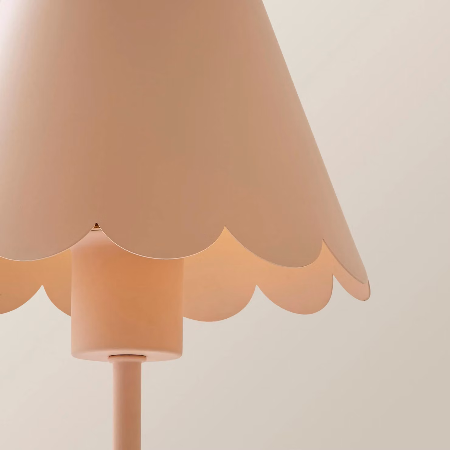 ValueLights Hattie Rechargeable Metal Scalloped Edge Portable Table Lamp in Pale Pink – 3