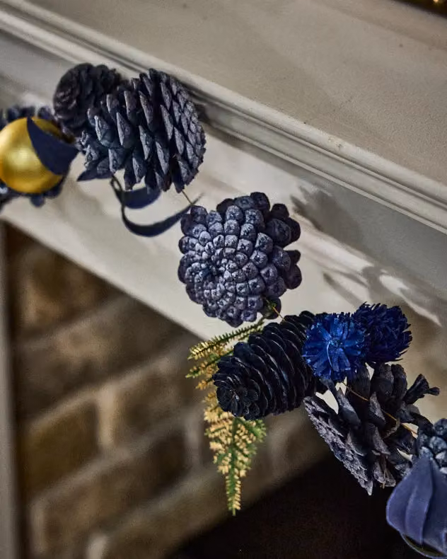 Dibor Moonlight Christmas Table Decoration Garland with Blue and Multicolour Baubles and Foliage, Length: 1.2 m – 3