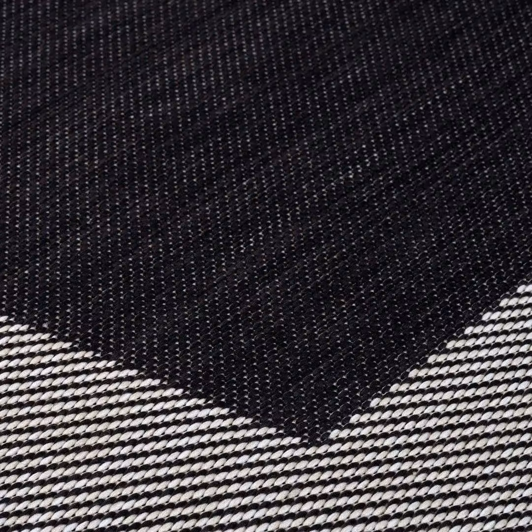 THE RUGS Black Bordered Outdoor and Indoor Weatherproof Washable Rug, W: 140 cm, L: 200 cm – 2