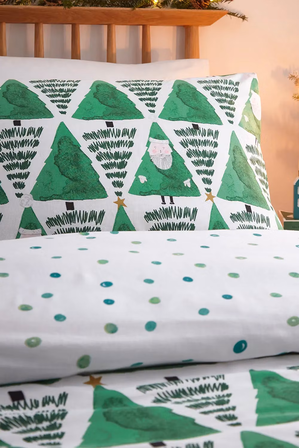 Furn Hide and Seek Santa Reversible Christmas Duvet Cover and Pillowcase Set in Green, Small Single – 2