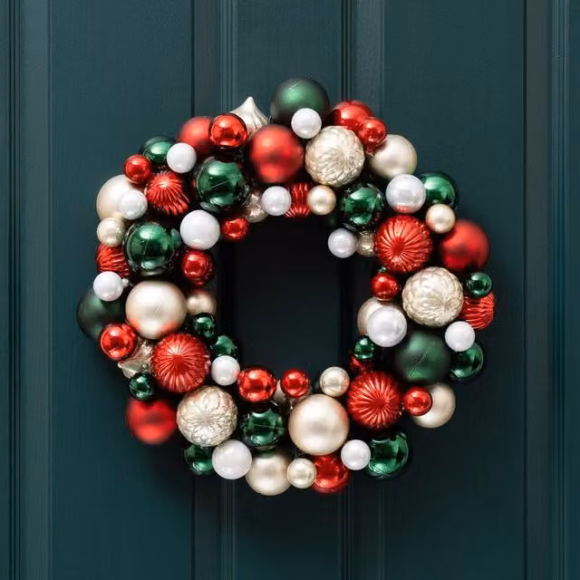 Scottish Everlastings Ltd Round Christmas Bauble Wreath in Green, Red and White, Diameter: 41 cm – 1
