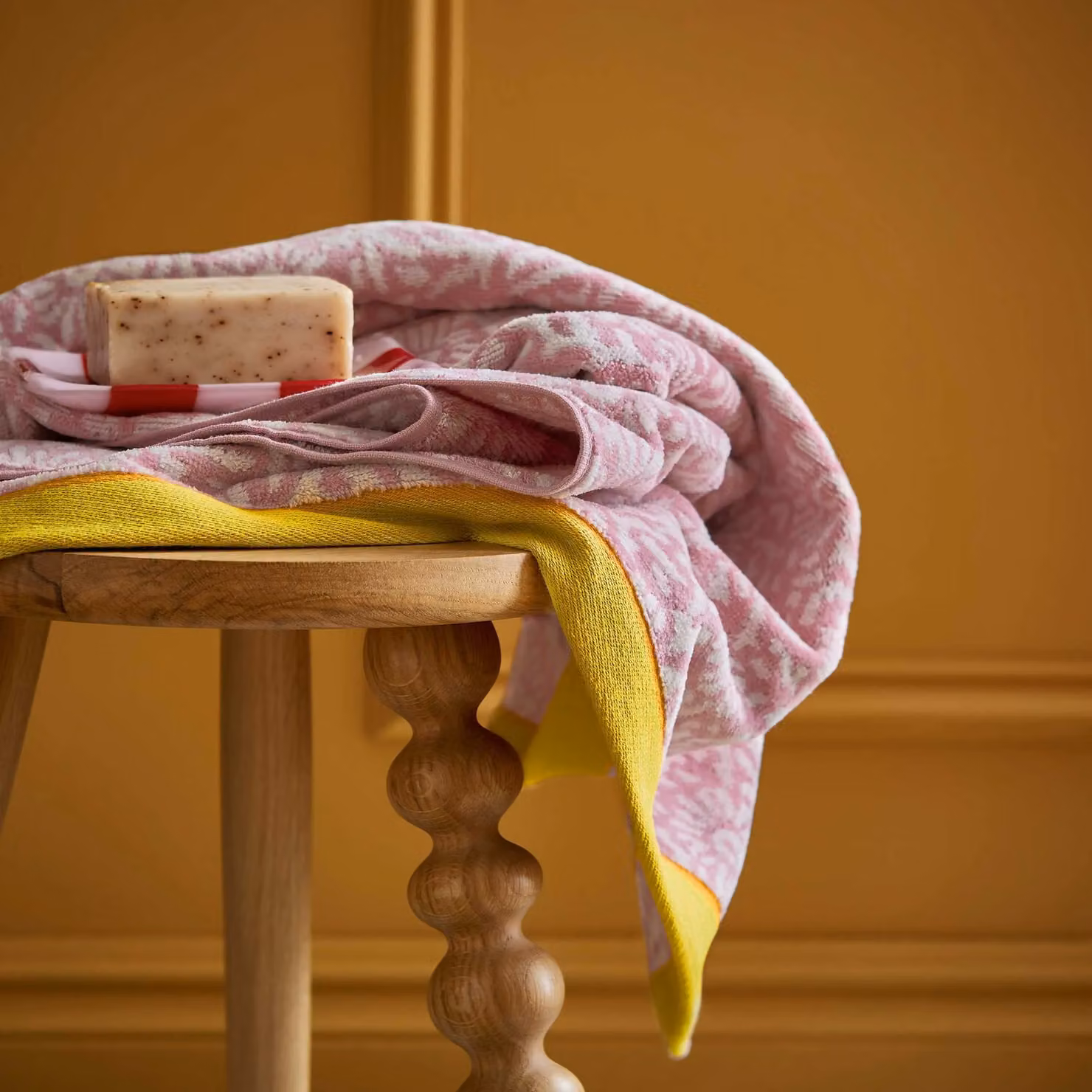 Land & Shore Aster Floral Cotton Terry Bath Sheet, Multicolour – 2