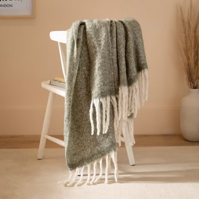 Furn Woven Tasselled Throw in Green, W: 140 cm, D: 180 cm – 1