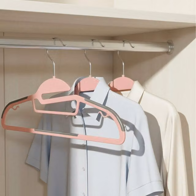 SONGMICS Non-Slip Plastic Coat Hangers with Swivel Hook and Bar, Pink