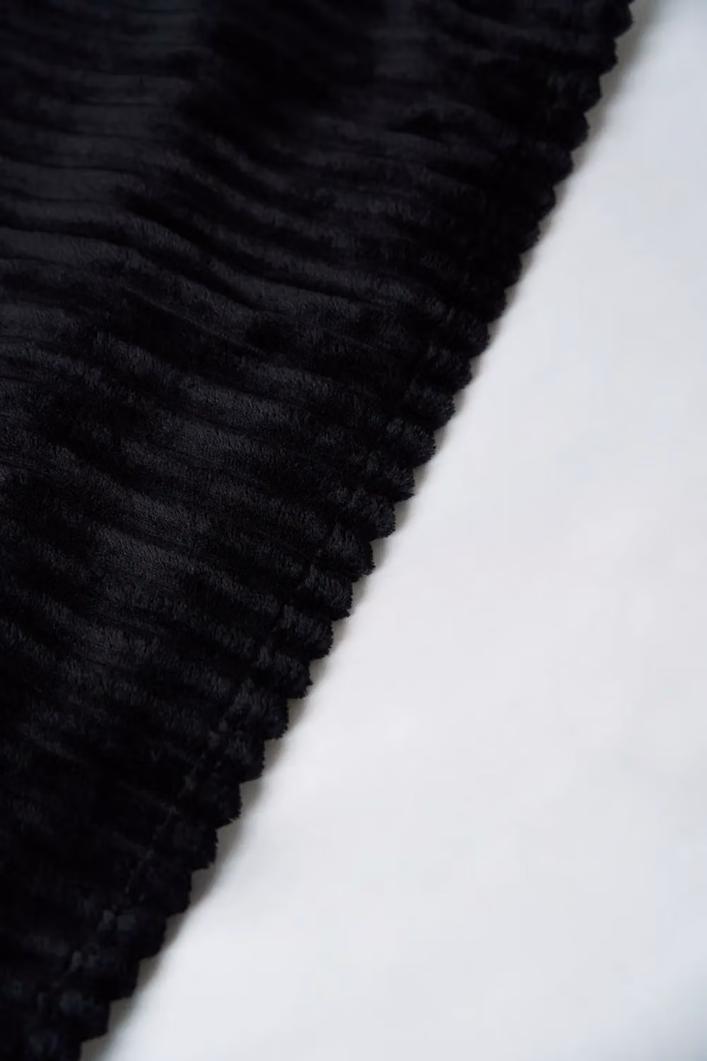 BHS Luxury Ribbon Velvet Throw in Black, W: 127 cm, D: 152 cm – 3