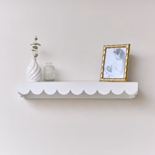 Melody Maison Large White Scalloped Wall Storage Shelf W: 61 cm, H: 16.5 cm, D: 10 cm