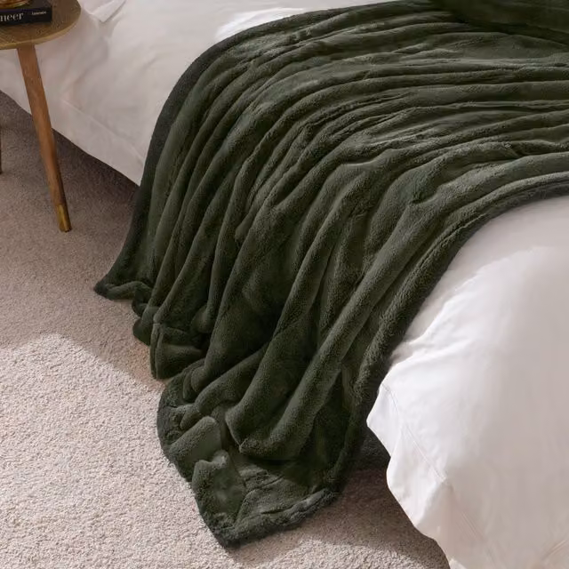 Paoletti Empress Green Faux Fur Throw, W/D/H: 130 x 180 cm