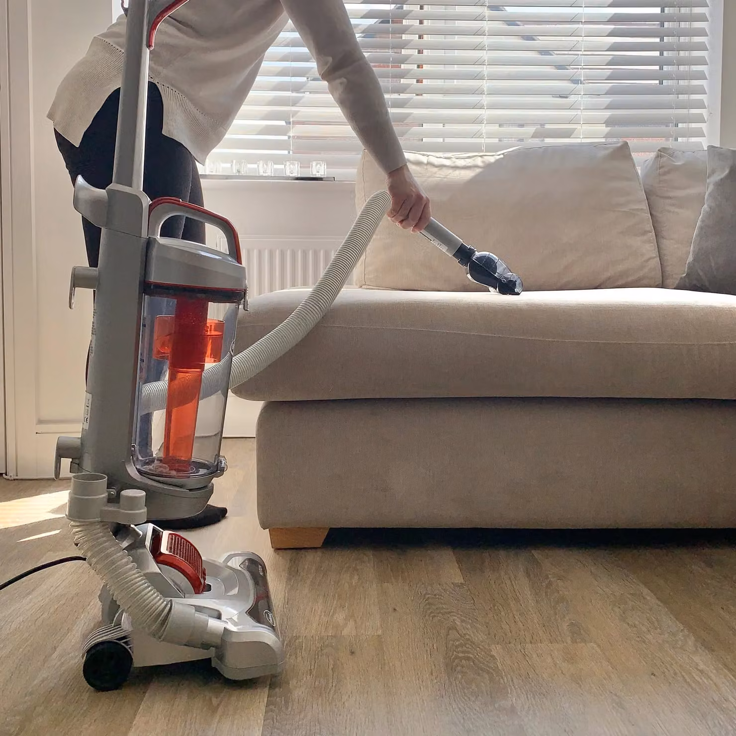 Ewbank 700W Bagless Pet Upright Vacuum Cleaner with Turbo Brush in Grey – 2