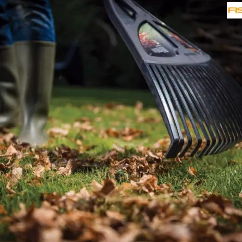 Fiskars Classic Large Leaf Rake in Black with Plastic Tines – 4
