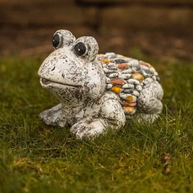 Garden Mile Grey Frog Garden Ornament with Stone Effect
