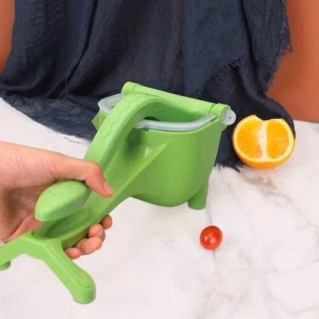Havendro Handheld Lemon and Lime Juicer with Pulp Separator in Green