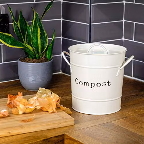 Harbour Housewares Vintage Kitchen Compost Bin, 3.2L, Cream/Beige Metal Food Waste Caddy with Removable Inner Bucket and Flip Lid – 2