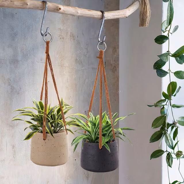 Livingandhome Scandinavian Round Hanging Concrete Planter in Black